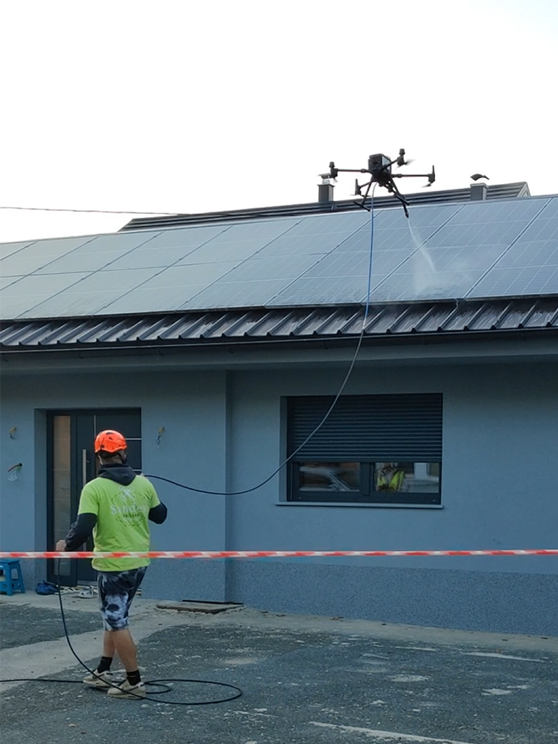 dron na povodcu