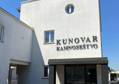 Poslovna stavba Kunovar Kamnoseštvo po čiščenju fasade s pomočjo dronov podjetja SANDEX Fly & Clean.