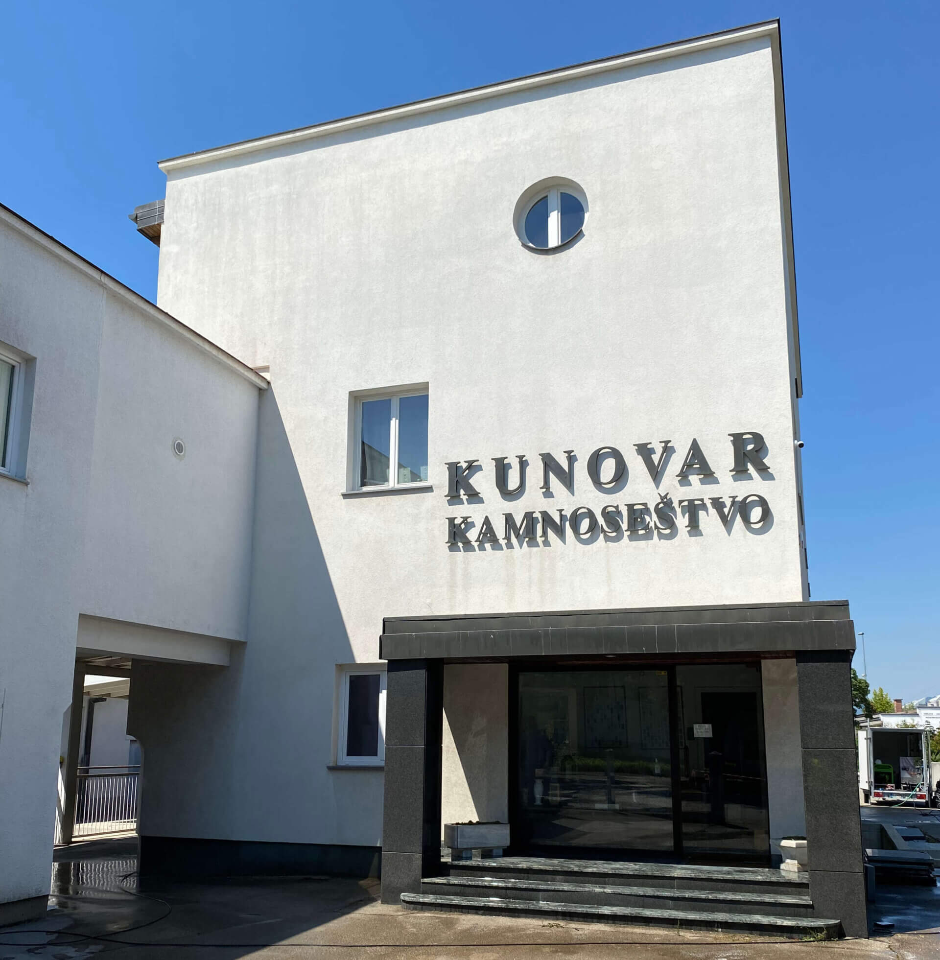 Poslovna stavba Kunovar Kamnoseštvo po čiščenju fasade s pomočjo dronov podjetja SANDEX Fly & Clean.