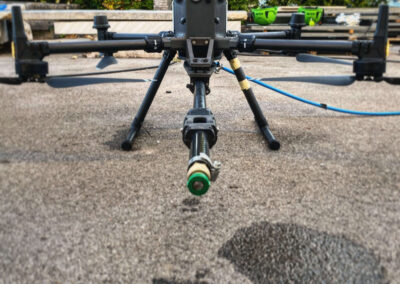 Dron podjetja SANDEX Fly & Clean za profesionalno čiščenje objektov, pogled od spredaj.