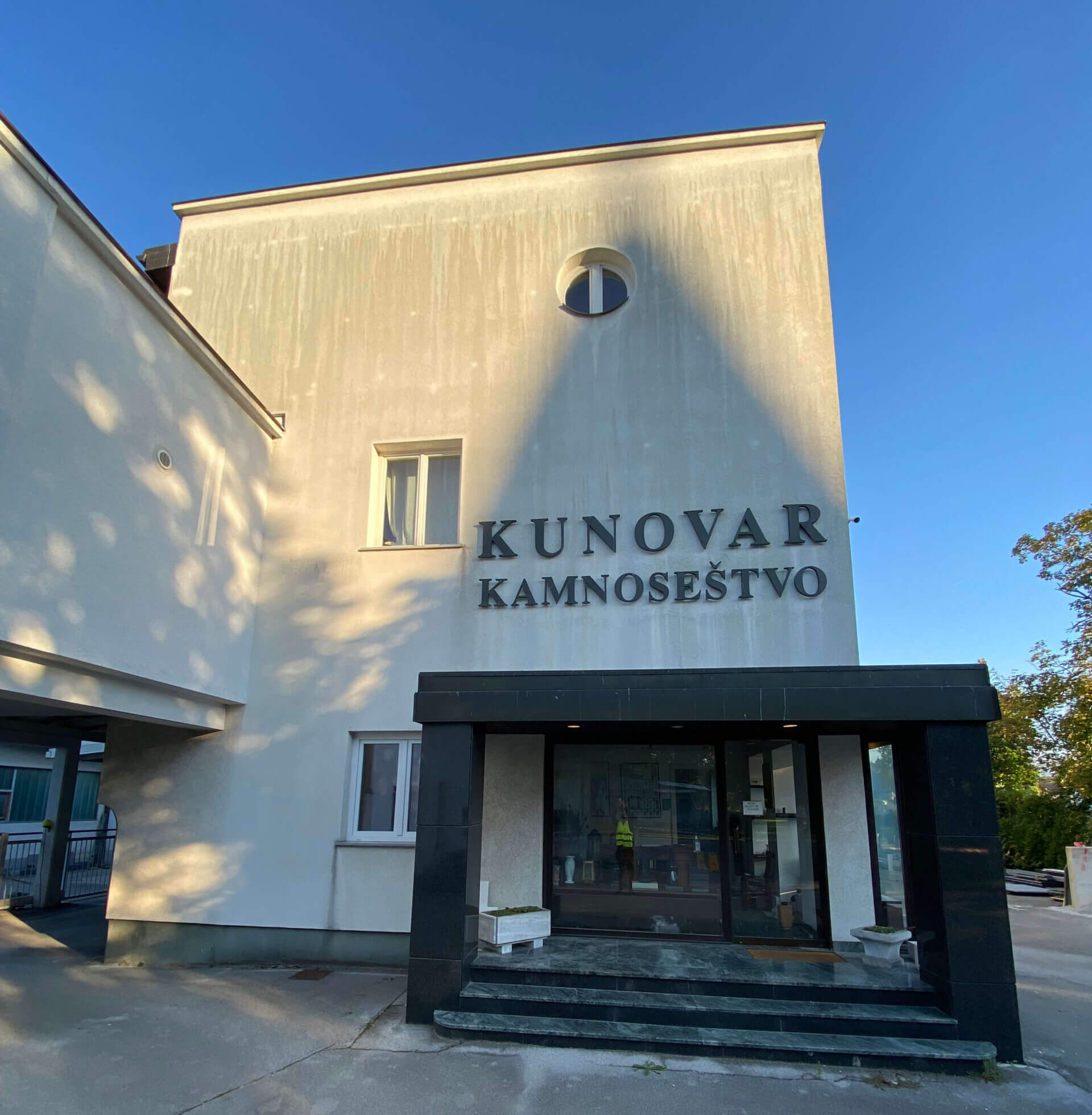 Fasada poslovne stavbe Kunovar Kamnoseštvo pred čiščenjem s pomočjo dronov podjetja SANDEX Fly & Clean.